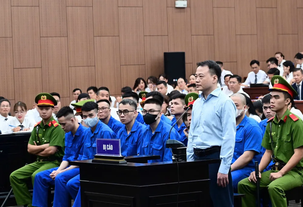 Bị cáo Nguyễn Hòa Bình trong phần kiểm tra căn cước sáng 26-10