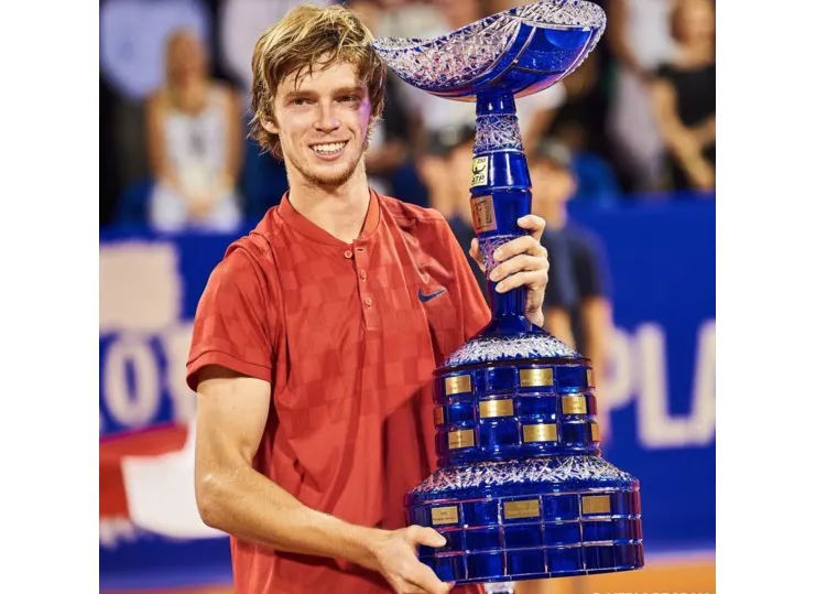 Andrei Rublev và chiếc cuo1 vô địch giải Croatia Open