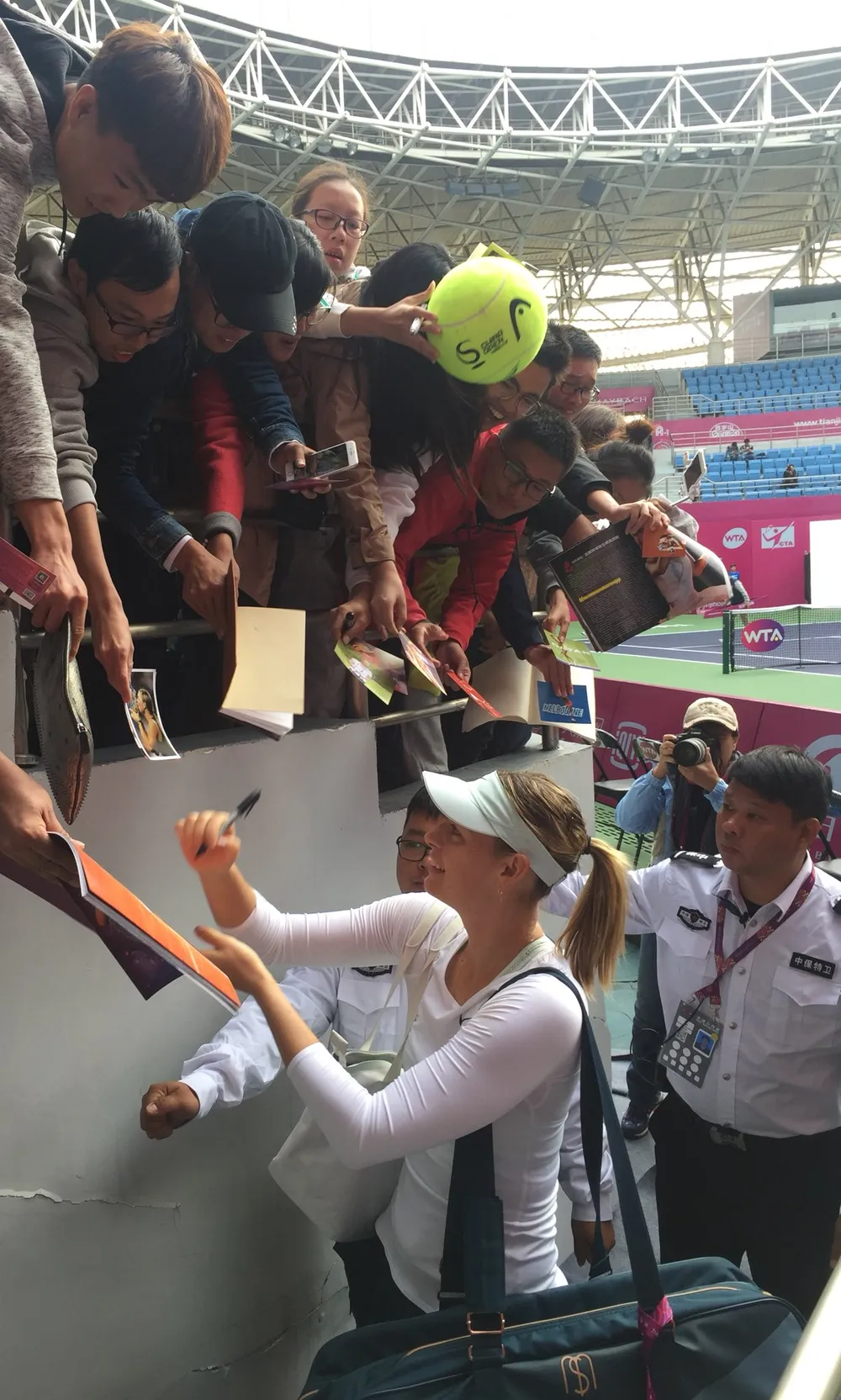 Chờ suốt 70 tiếng đồng hồ, Sharapova vẫn giành chiến thắng ảnh 1