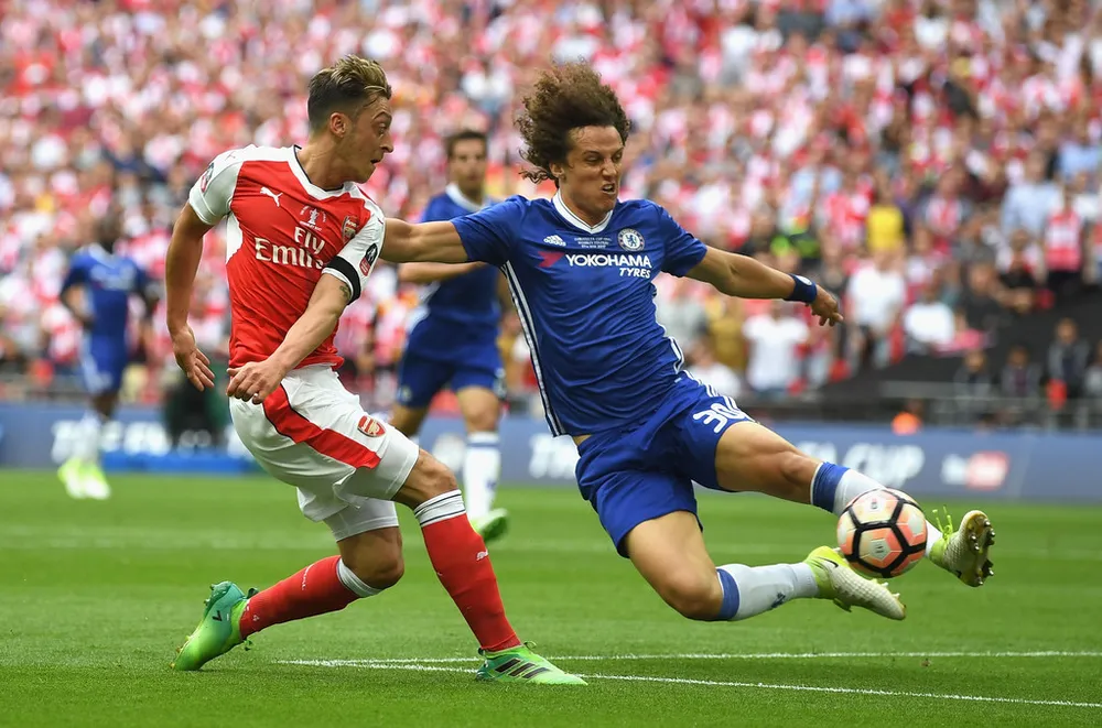David Luiz (phải) có thể sẽ được Conte đẩy lên vị trí tiền vệ trong các trận đấu sắp tới