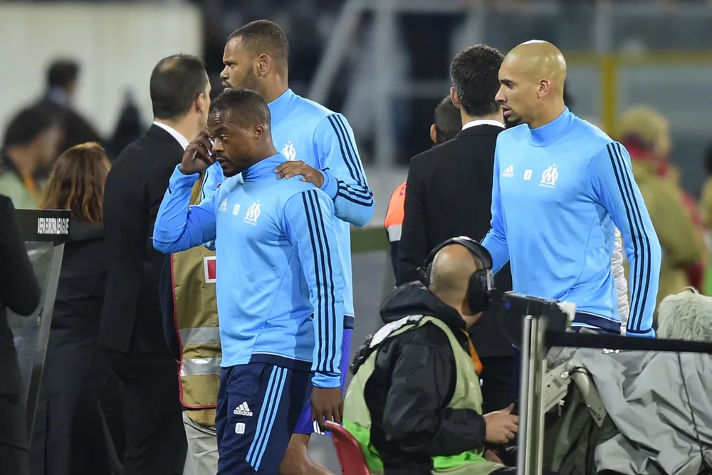 Tung cước kiểu Cantona, Evra đối mặt án phạt nặng ảnh 2