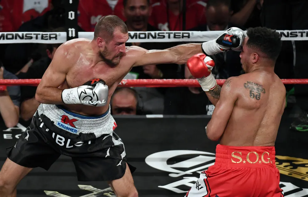 Sergei Kovalev (trái) trong trận thua Andre Ward hồi tháng 6