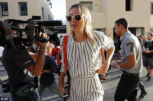 Sharapova rạng rỡ và thời trang ở Abu Dhabi Grand Prix ảnh 3