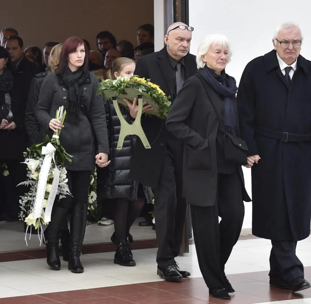 Hàng trăm người tiễn đưa Novotna về nơi an nghỉ cuối cùng ảnh 1