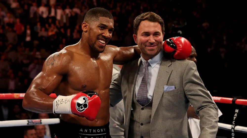 Eddie Hearn (phải) và Anthony Joshua