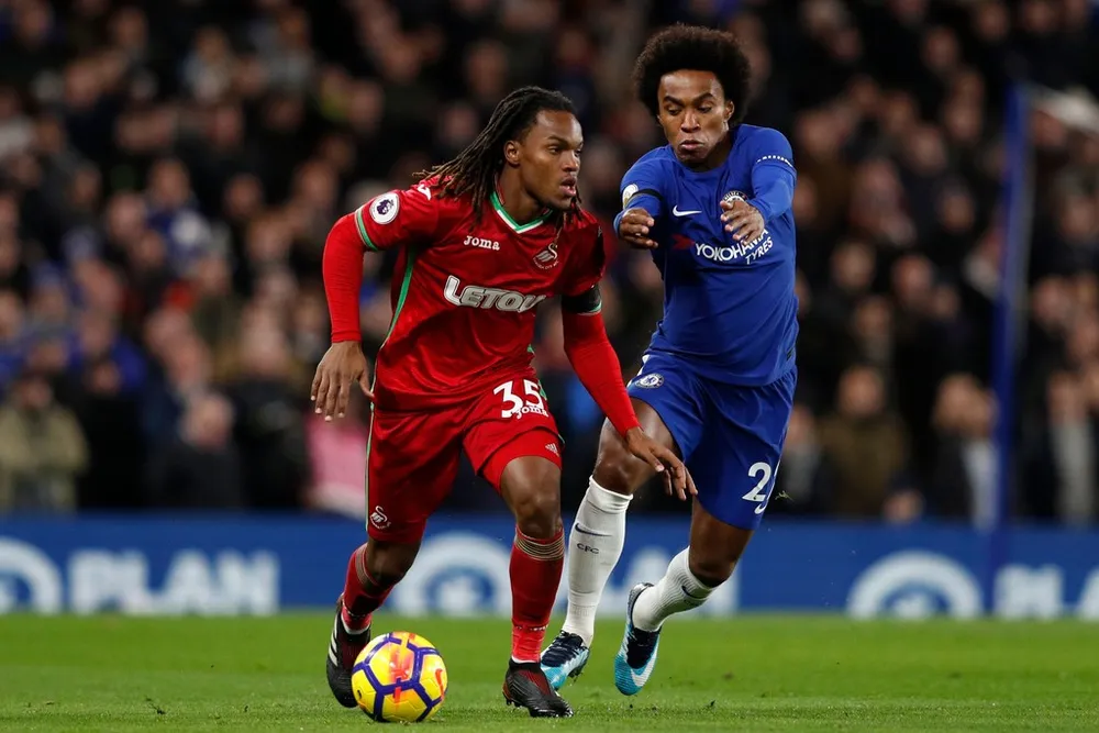 Renato Sanches (trái) đang tranh bóng với Willian của Chelsea
