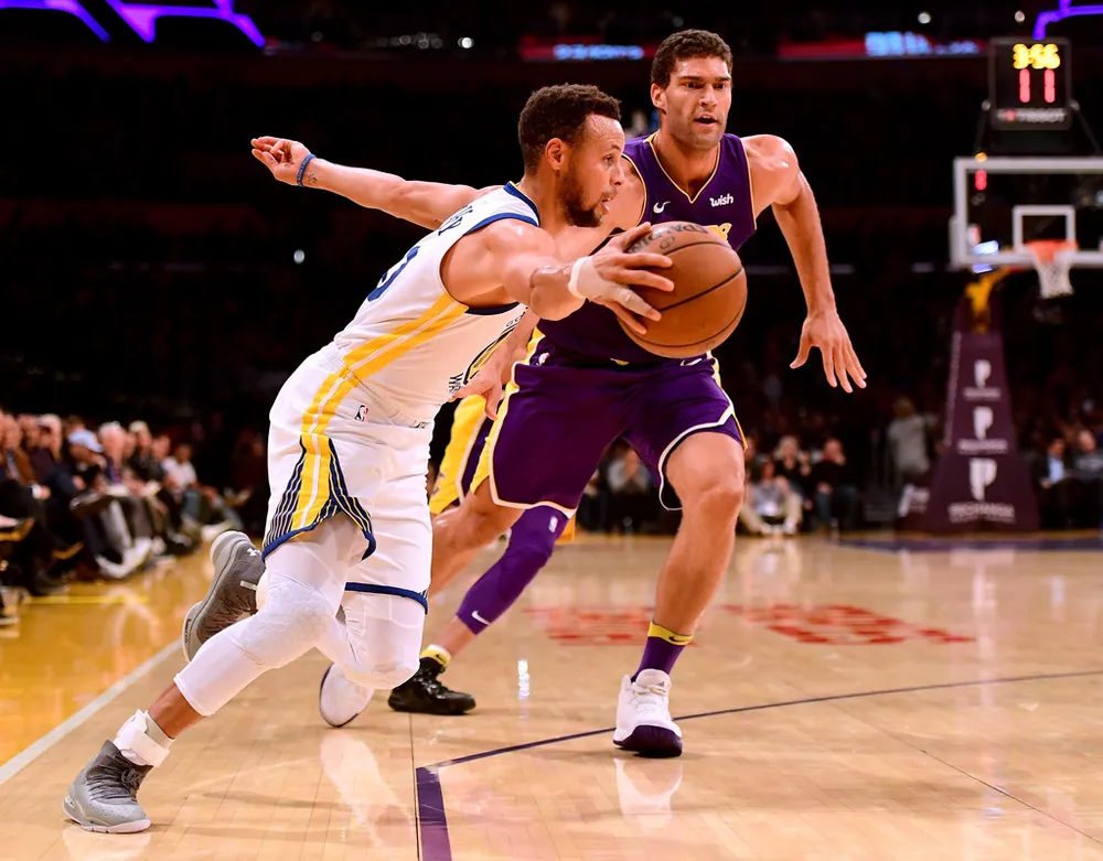 Stephen Curry (trái) đã chơi cực hay trong hiệp phụ