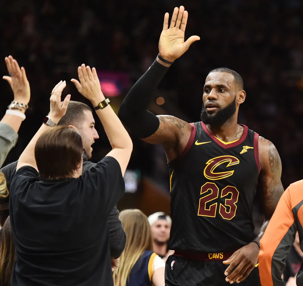 NBA 2017-2018 - Westbrook, Curry và James tỏa sáng giúp đội nhà giành chiến thắng ảnh 2