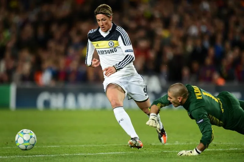 Fernando Torres đi bóng qua Victor Valdes trước khi tung ra "nhát dao định mệnh" hồi năm 2012