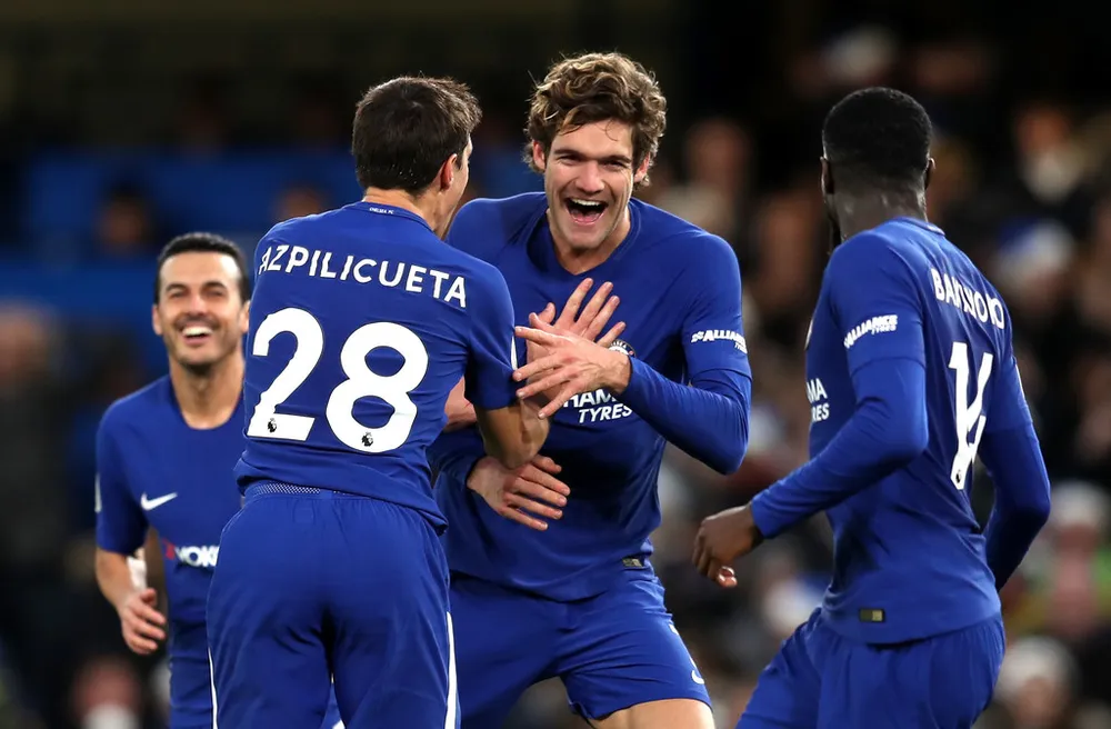 Marcos Alonso ăn mừng chiến thắng cùng các đồng đội