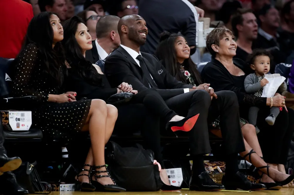 NBA 2017-2018: Warriors thắng kịch tính LA Lakers trong đêm vinh danh Bryant ảnh 1