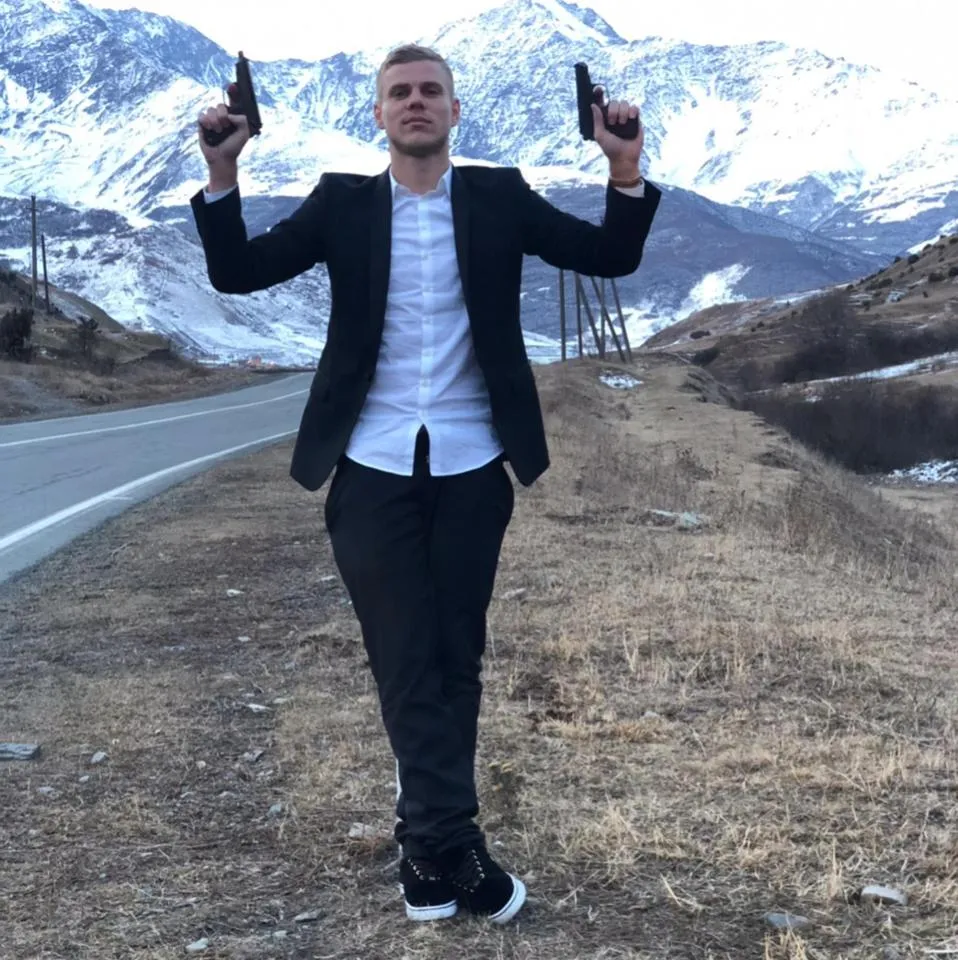 Học trò của Mancini… bắn súng trong đám cưới đồng nghiệp ảnh 2