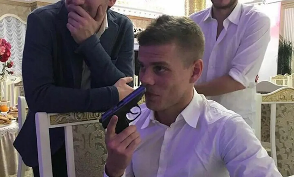 Học trò của Mancini… bắn súng trong đám cưới đồng nghiệp ảnh 1