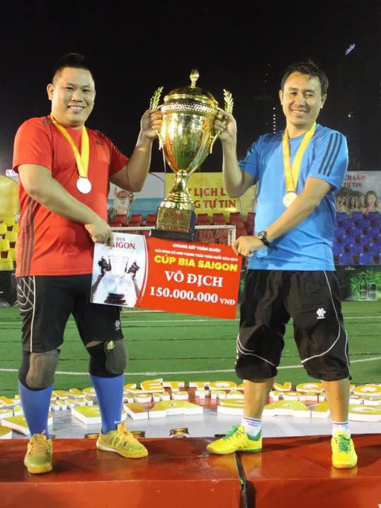 Chuyện làng phủi - “Cặp đôi hoàn hảo” trong cabin bóng đá phong trào ảnh 1