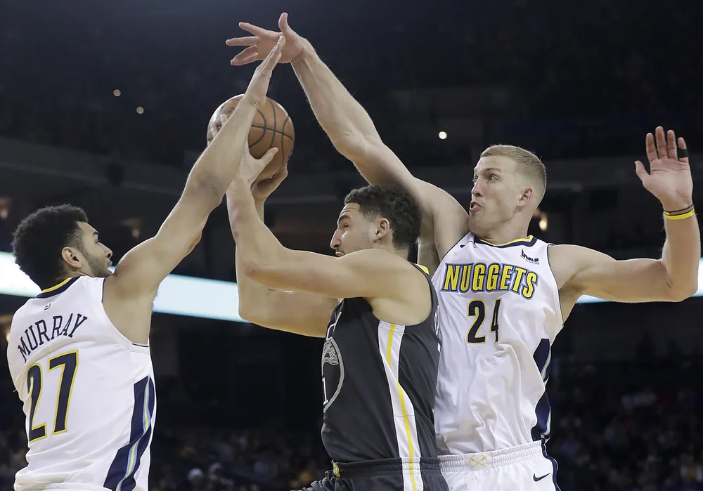 Denver Nuggets (áo trắng) xuất sắc chận đứng Warriors