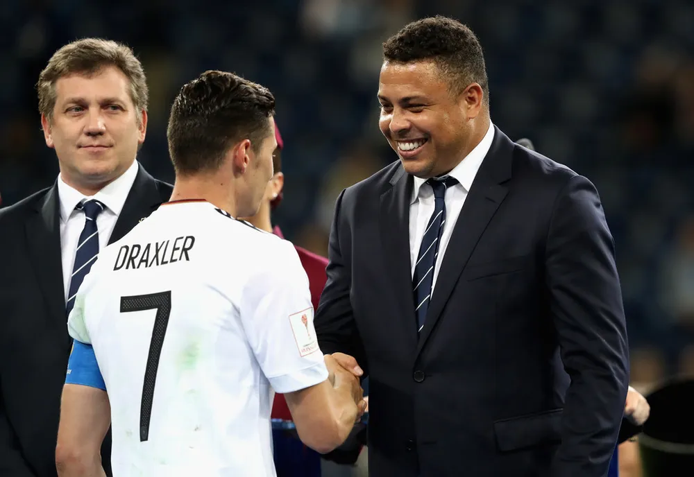 Ronaldo "người ngoài hành tinh" trong lễ trao giải Confed Cup 2017