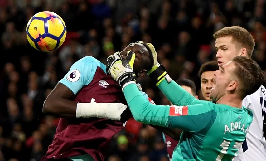 Thủ thành West Ham nhầm… cái đầu của đồng đội với quả bóng ảnh 1