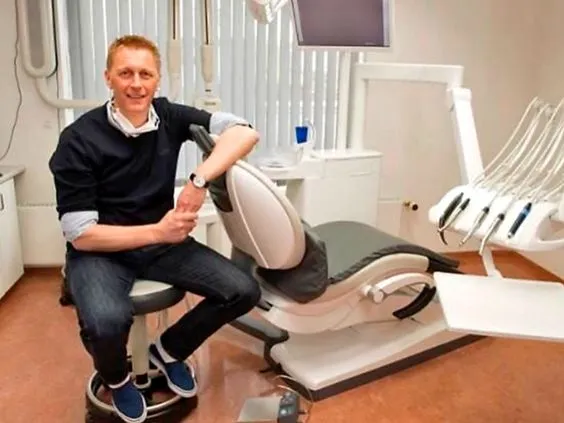 World Cup 2018: HLV Iceland vẫn đang làm… nha sĩ ảnh 1