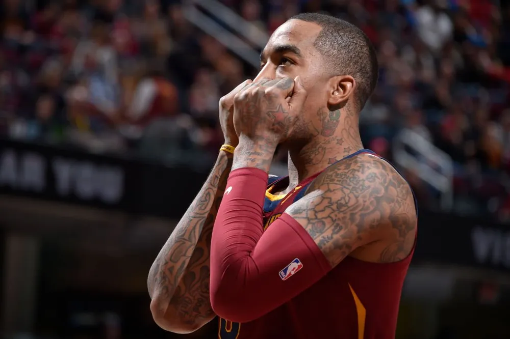 NBA 2017-2018: James, J.R. Smith không cứu nổi Cleveland ảnh 1