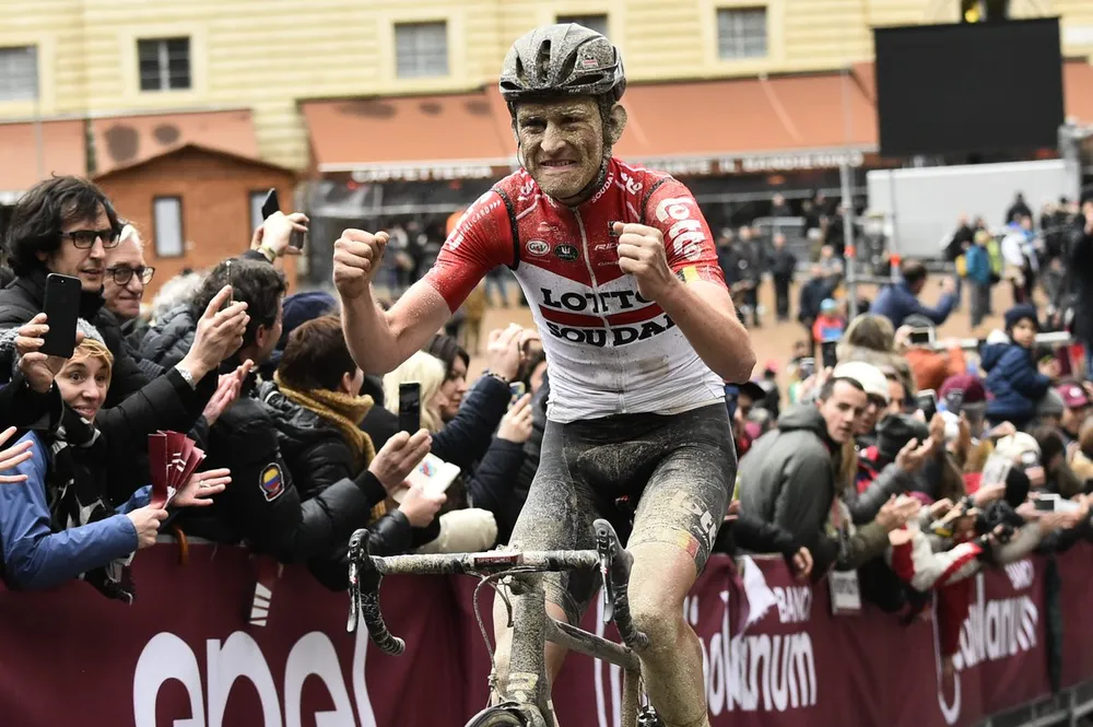 Tiesji Benoot băng qua đích đến trong một tình trạng khủng khiếp