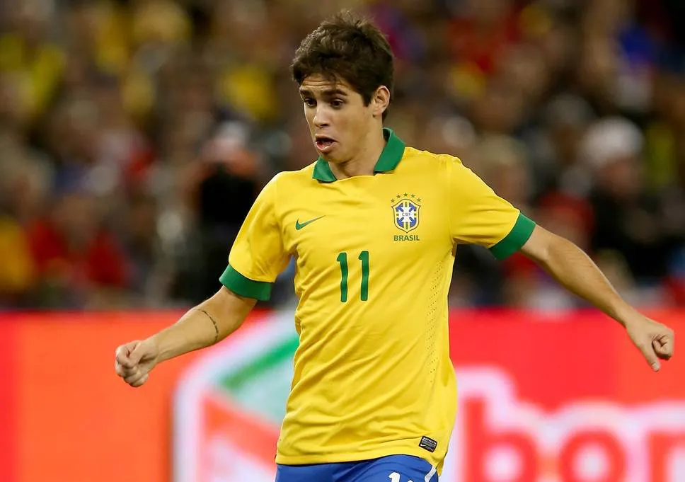 Oscar trong màu áo tuyển Vàng - Xanh