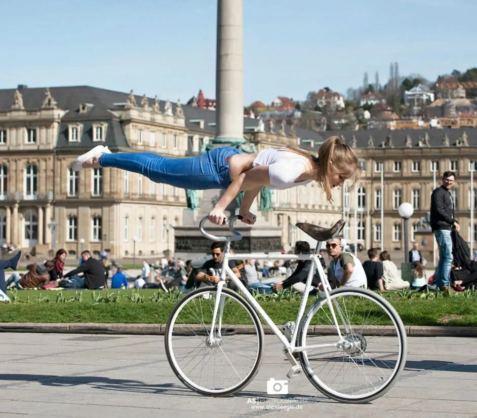 Xe đạp nghệ thuật: Viola Brand, mỹ nhân kỳ ảo trên ngựa sắt ảnh 3