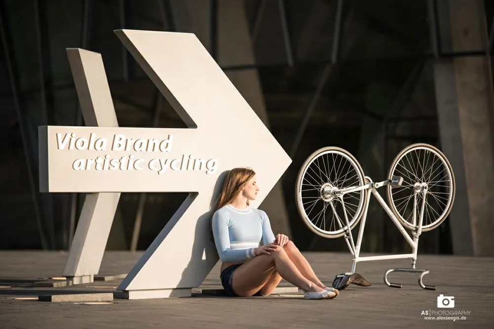 Xe đạp nghệ thuật: Viola Brand, mỹ nhân kỳ ảo trên ngựa sắt ảnh 4