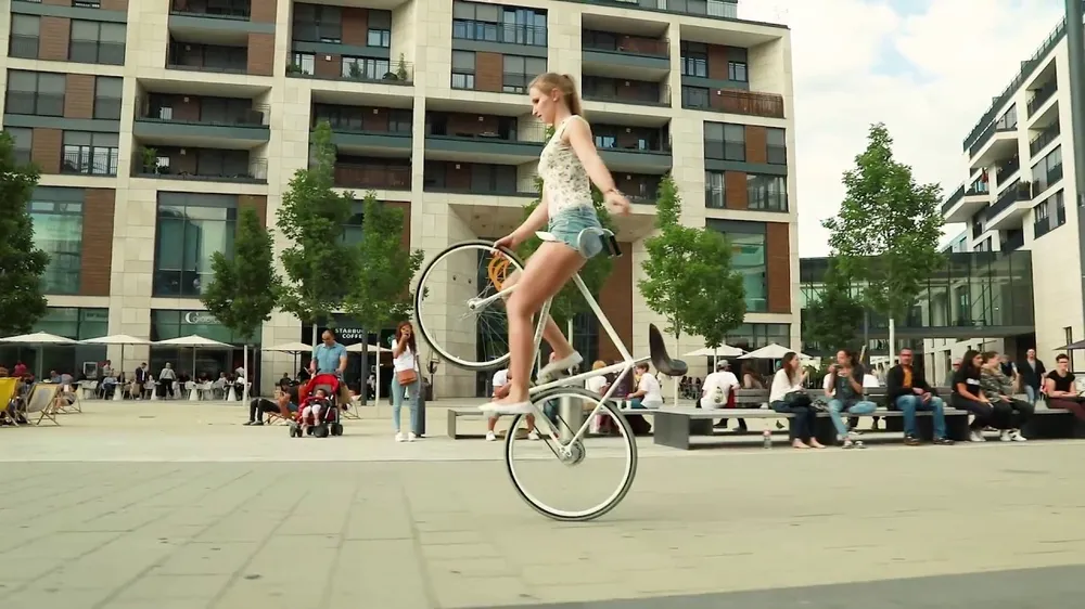 Xe đạp nghệ thuật: Viola Brand, mỹ nhân kỳ ảo trên ngựa sắt ảnh 5