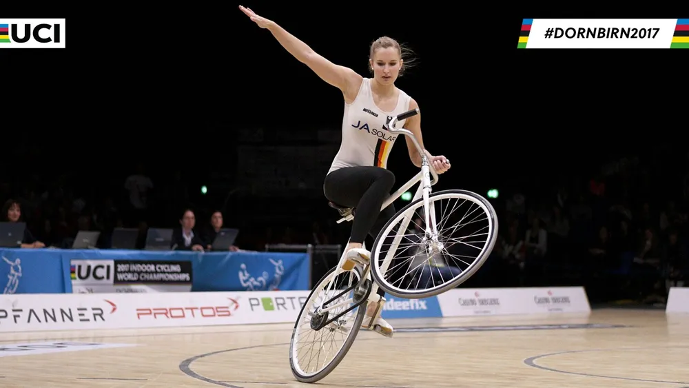 Xe đạp nghệ thuật: Viola Brand, mỹ nhân kỳ ảo trên ngựa sắt ảnh 9