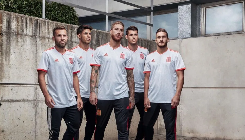 World Cup 2018: Áo đấu mới rực rỡ sắc màu! ảnh 10