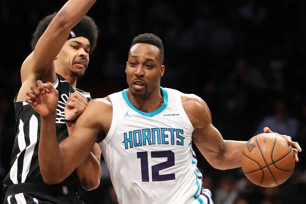 Dwight Howard (phải) tỏa sáng, giúp Hornets thắng Nets