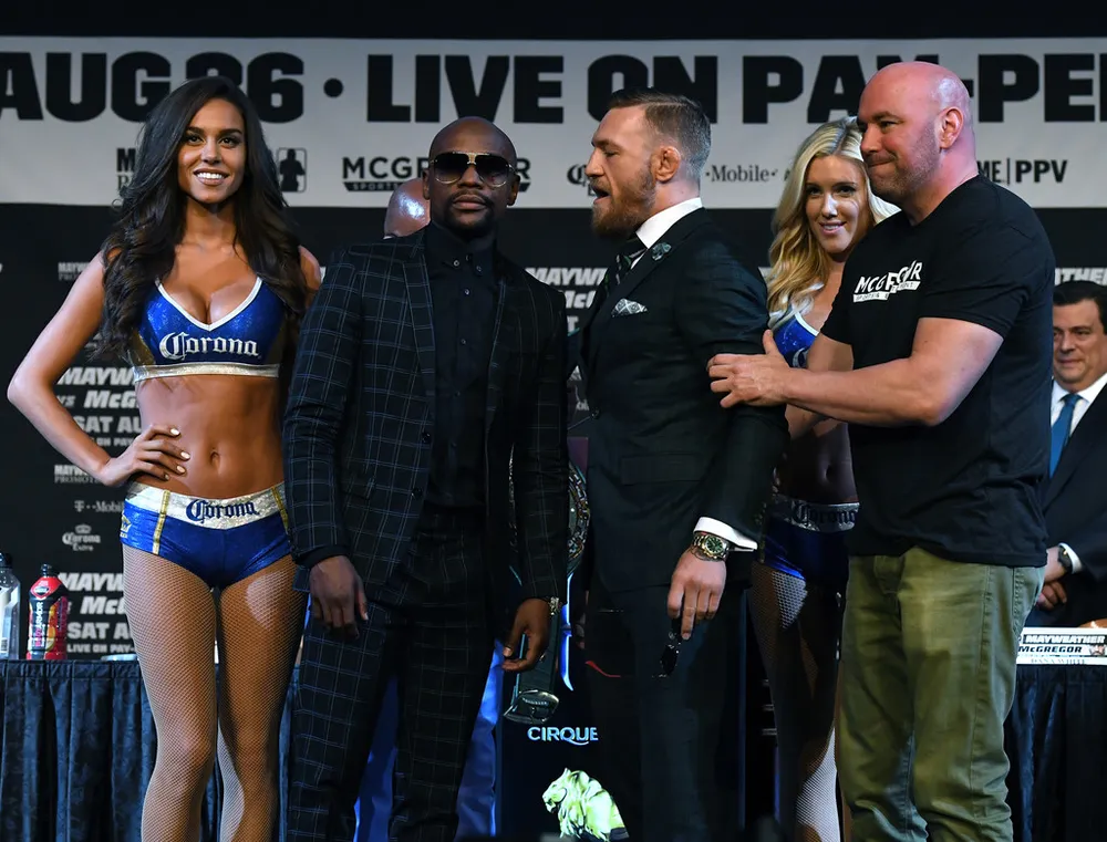 Dana White (ngoài cùng bên phải) trong buổi họp báo trước trận Mayweather - McGregor