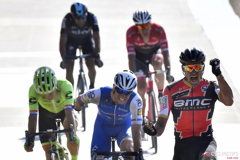 Greg van Avermaet (phải) đăng quang Paris-Roubaix 2017 một cách ngoạn mục