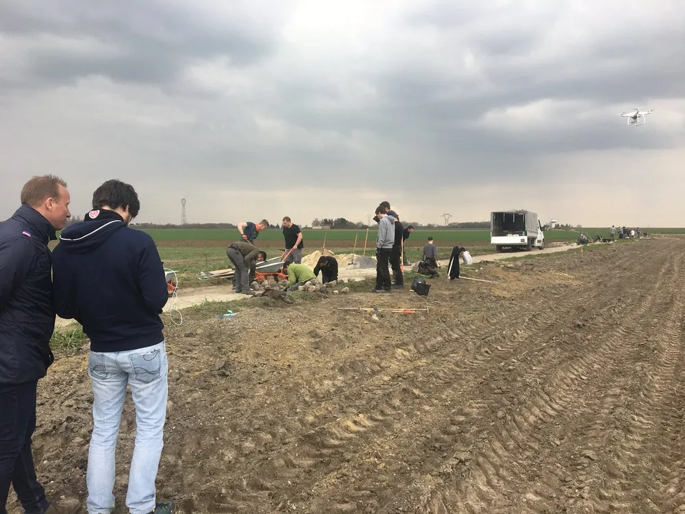 Xe đạp: Đường đua “địa ngục” ở Paris-Roubaix ngổn ngang như chiến trường ảnh 2