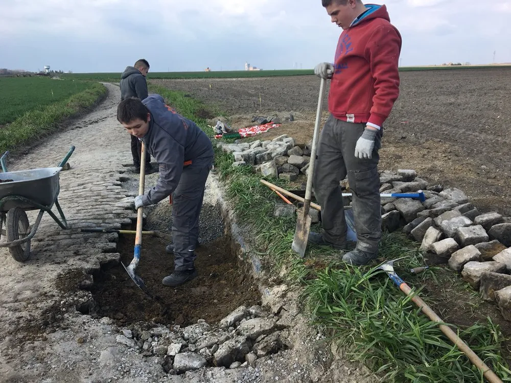 Xe đạp: Đường đua “địa ngục” ở Paris-Roubaix ngổn ngang như chiến trường ảnh 3