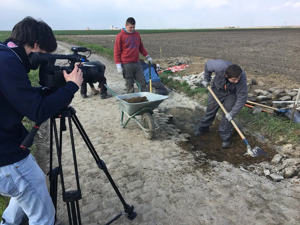 Xe đạp: Đường đua “địa ngục” ở Paris-Roubaix ngổn ngang như chiến trường ảnh 4