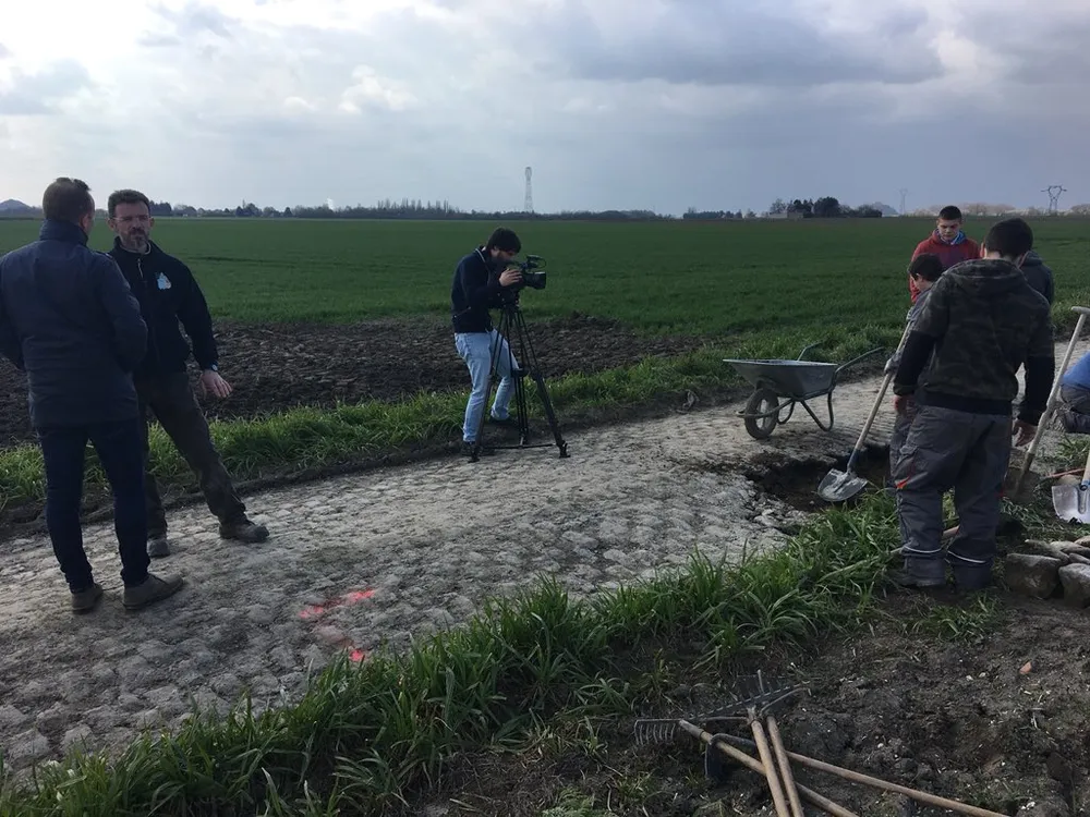 Xe đạp: Đường đua “địa ngục” ở Paris-Roubaix ngổn ngang như chiến trường ảnh 5