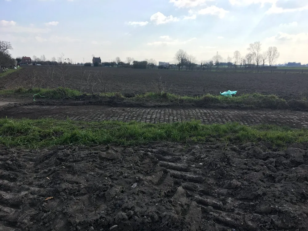 Xe đạp: Đường đua “địa ngục” ở Paris-Roubaix ngổn ngang như chiến trường ảnh 7