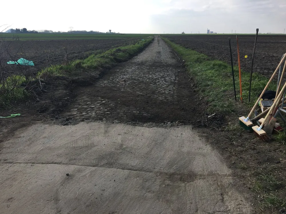 Xe đạp: Đường đua “địa ngục” ở Paris-Roubaix ngổn ngang như chiến trường ảnh 8