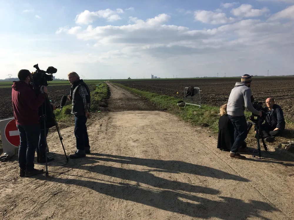 Xe đạp: Đường đua “địa ngục” ở Paris-Roubaix ngổn ngang như chiến trường ảnh 9