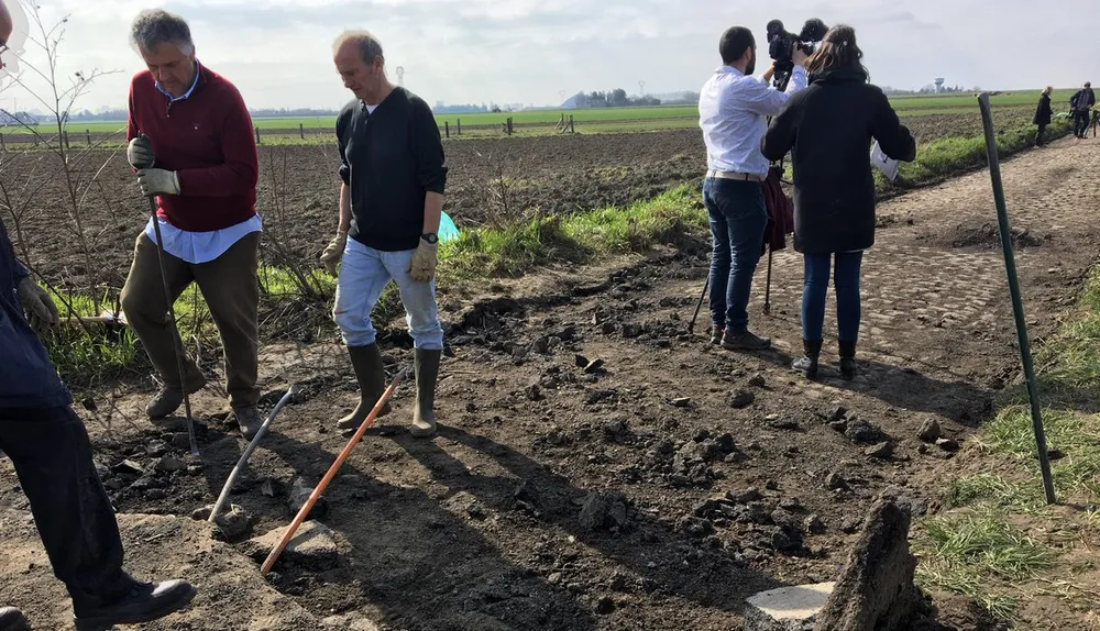 Xe đạp: Đường đua “địa ngục” ở Paris-Roubaix ngổn ngang như chiến trường ảnh 10