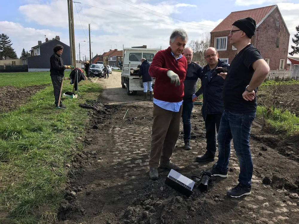 Xe đạp: Đường đua “địa ngục” ở Paris-Roubaix ngổn ngang như chiến trường ảnh 12