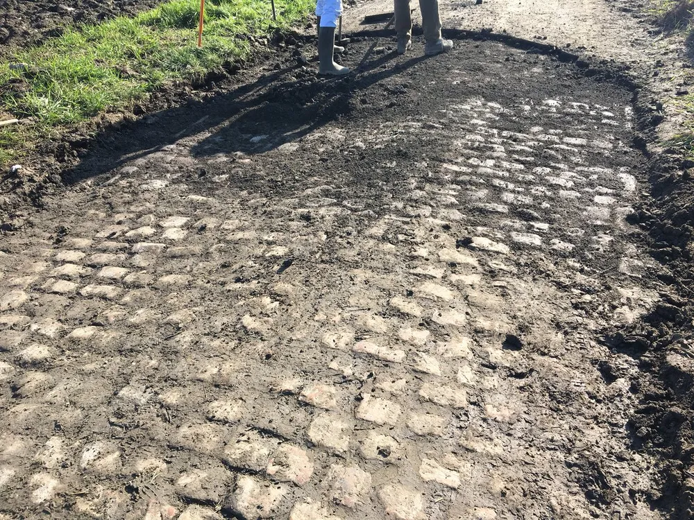 Xe đạp: Đường đua “địa ngục” ở Paris-Roubaix ngổn ngang như chiến trường ảnh 16