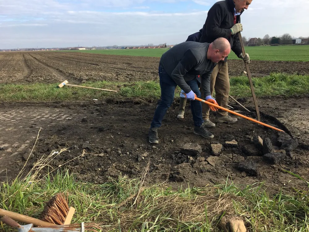 Xe đạp: Đường đua “địa ngục” ở Paris-Roubaix ngổn ngang như chiến trường ảnh 18