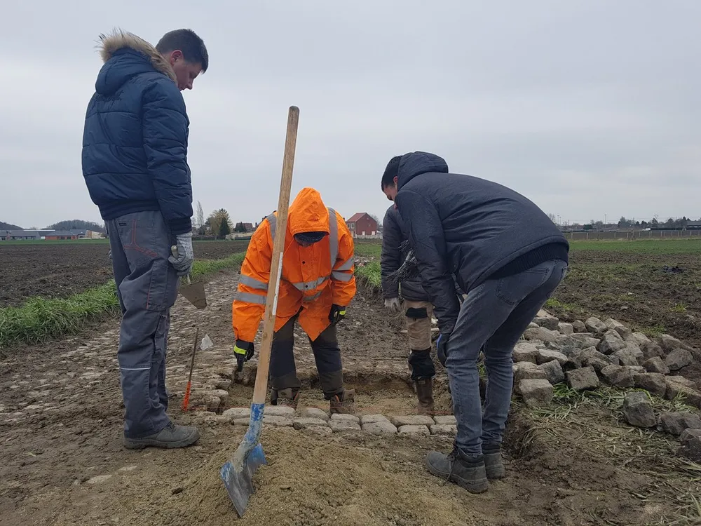 Xe đạp: Đường đua “địa ngục” ở Paris-Roubaix ngổn ngang như chiến trường ảnh 19