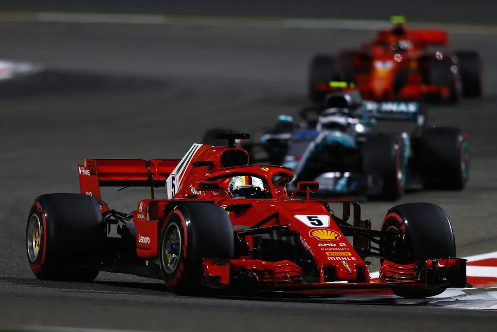 Đua xe F1: Vettel thắng chặng thứ 200, Hamilton chửi mắng Verstappen ảnh 1