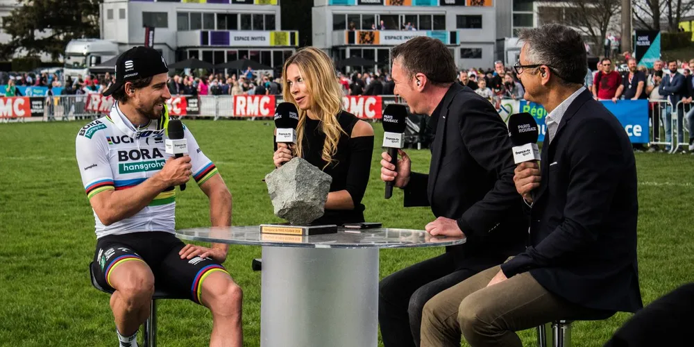 Pete Sagan (trái) trả lời phỏng vấn sau khi đăng quang Paris-Roubaix