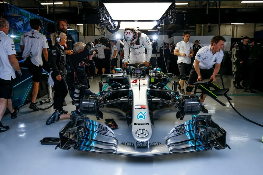 Đua xe F1: Bị Ferrari dẫn 2-0, liệu Mercedes có “trở cờ” ảnh 2