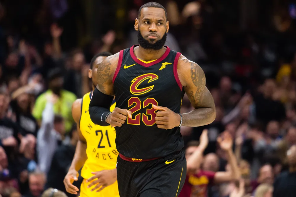 LeBron James lại sắm vai người hùng