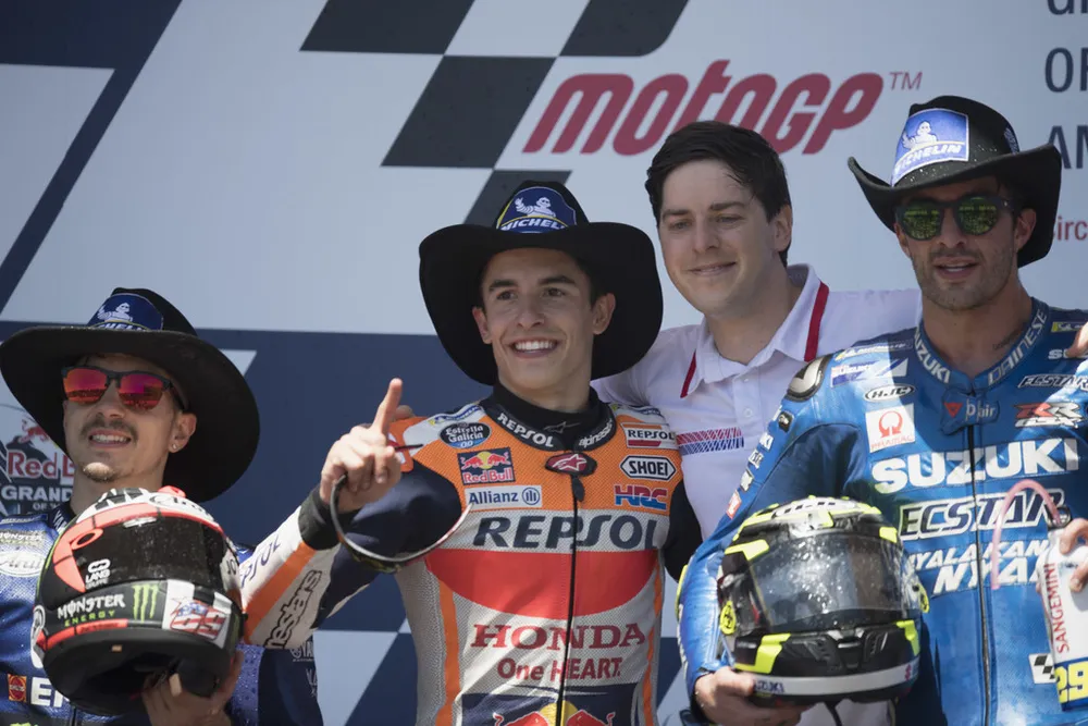 Niềm vui chiến thắng của Marc Marquez (giữa)